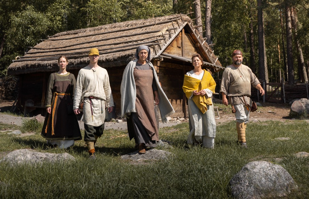 Fem personer med vikingakläder i olika färger.