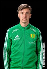 Kille med grön träningsjacka.