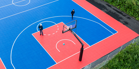 Två pojkar spelar basket på Pias Court i Bollstanäs. Fotograf är Jesper Lundberg. 