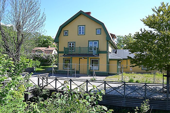 Kulturbyggnaden Henriksborg som har renoverats i Järnvägsparken